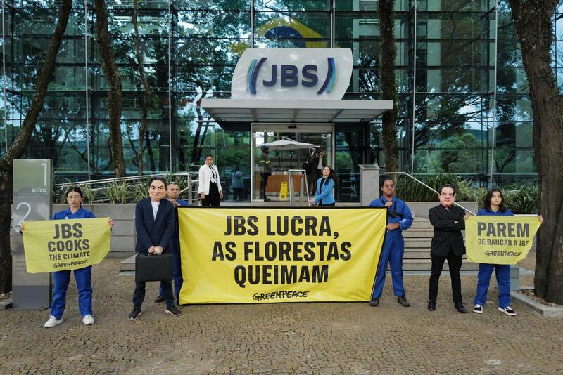 Protesto de ativistas do Greenpeace em frente à sede da JBS